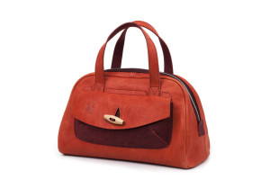 Bauletto a mano chiusura zip con alamaro donna
Art. 246 // Vertigo collection
cm. 32x20x16